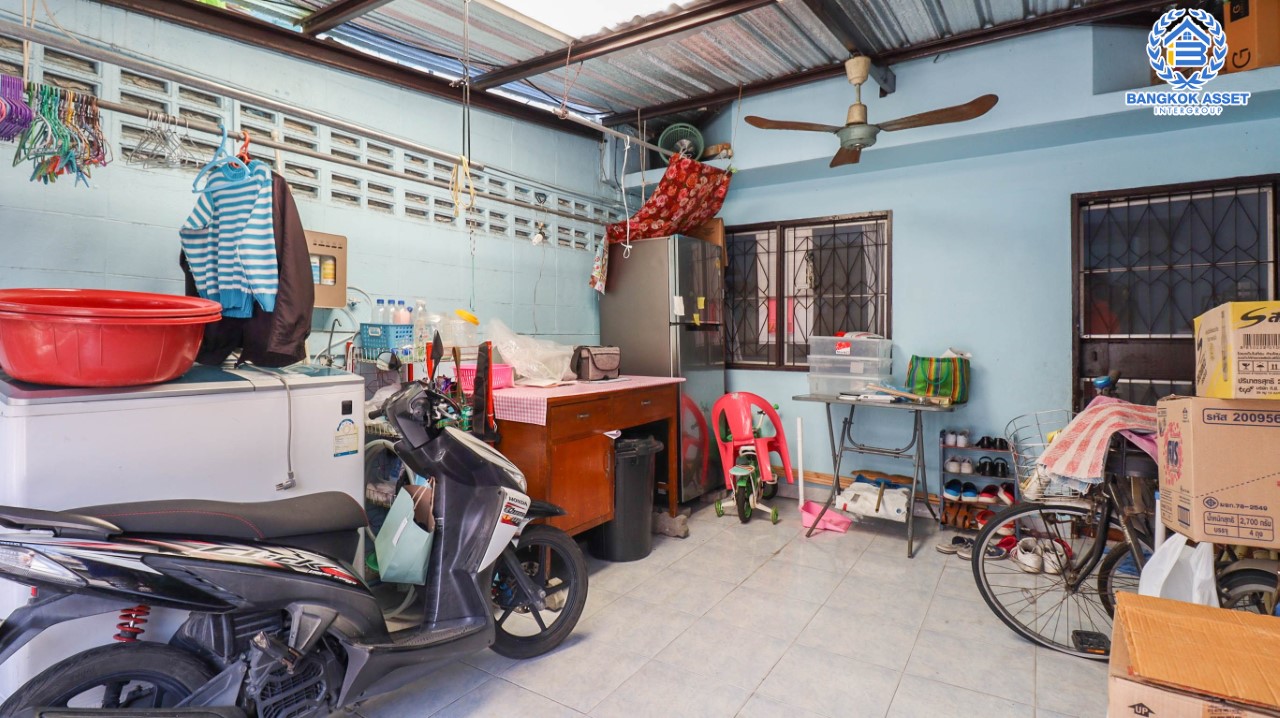 *****ทาวน์เฮ้าส์มือสอง ซอยบางแวก46 บางแวก เนื้อที่เยอะถึง 16 ตร.ว. ฟังก์ชัน 2 ห้องนอน 2 ห้องน้ำ 1 ที่จอดรถ ทำเลดี เดินทางสะดวก เชื่อมต่อได้หลายเส้นทาง ใกล้เดอะมอลล์ บางแค รถไฟฟ้าสายสีน้ำเงิน "สถานีภาษีเจริญ" และทางด่วน "กาญจนาภิเษก"